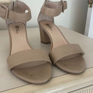 White mountain ankle strap tan size 9